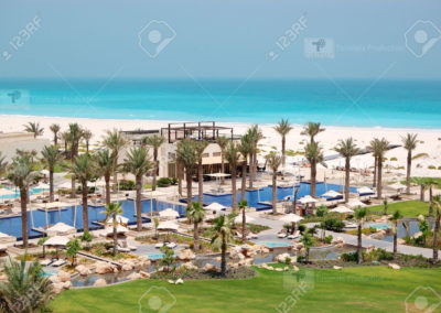 14700256-piscines-et-plage-à-l-hôtel-de-luxe-l-île-de-saadiyat-à-abou-dhabi-Émirats-arabes-unis